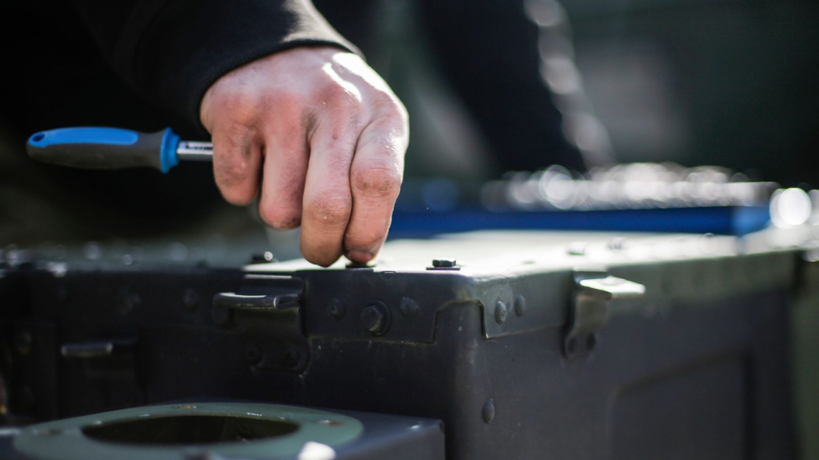 Techniker bei einer präzisen Reparatur an elektronischen Bauteilen